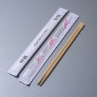 Bamboo chopsticks σε λευκό περιτύλιγμα με σχέδια